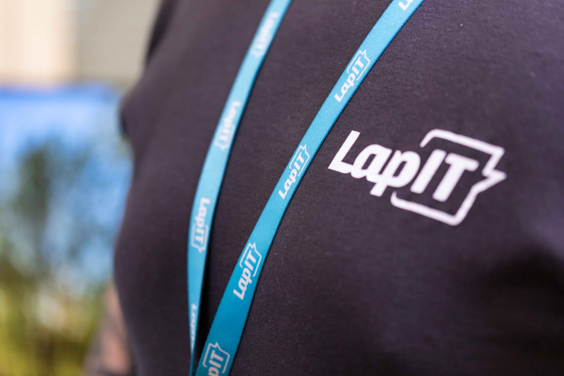 LapIT:n logolla varustettu paita ja avainnauha.