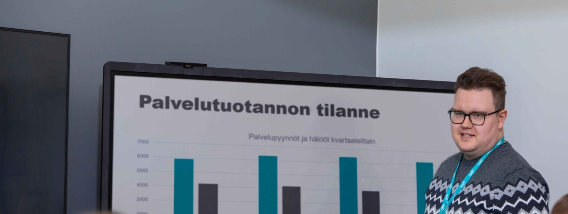 Asiantuntijat palaverissa, jossa käydään läpi projektin kulkua.