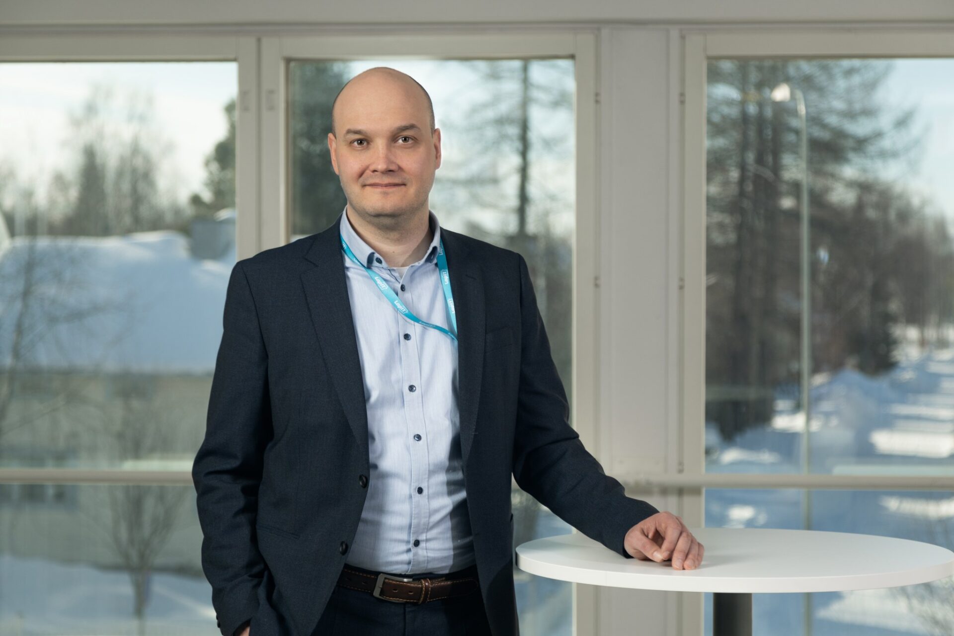 LapIT:n toimitusjohtaja Klaus Kianen seisomassa pöydän vieressä, taustalla talvinen maisema.
