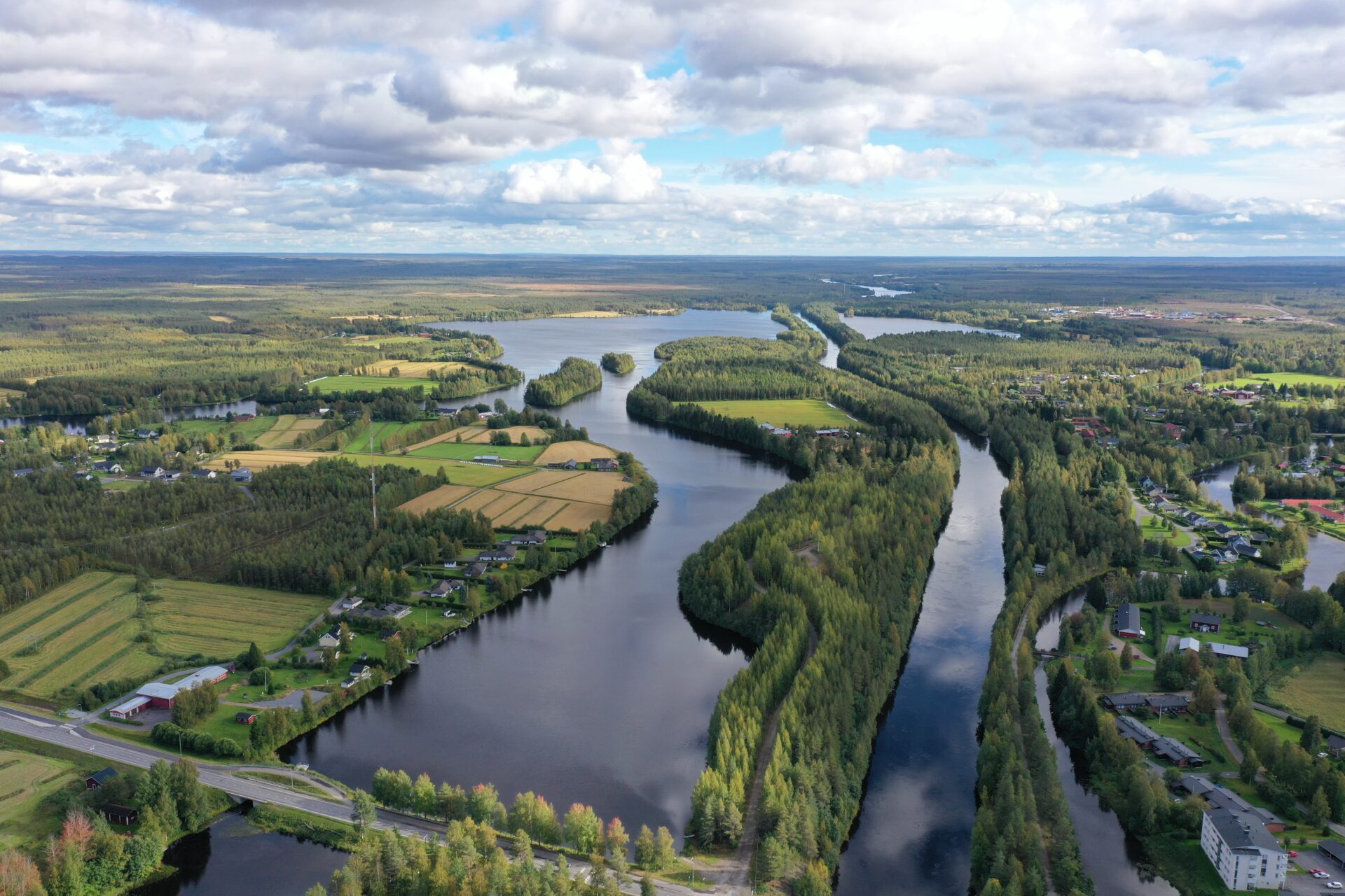 Ilmakuva Utosjoen yltä taustalla näkyy Utajärvi