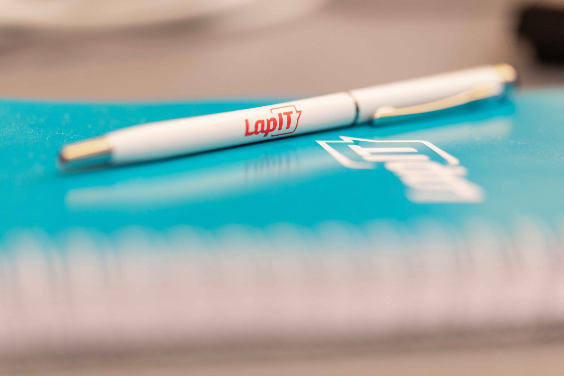 LapIT:n logolla varustettu kynä ja muistivihko.